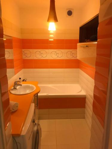 a bathroom with a tub and a sink at pokoje do wynajęcia - Podwisłocze 24 in Rzeszów