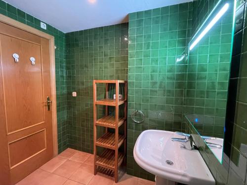 ロザスにあるMarina 5の緑のタイル張りのバスルーム(シンク、鏡付)