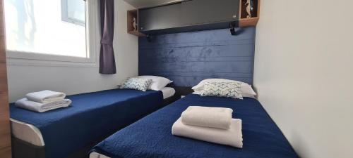 Tempat tidur dalam kamar di Mobile home KMZ