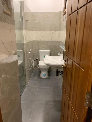 małą łazienkę z toaletą i umywalką w obiekcie Chety Villa w mieście Dżafna
