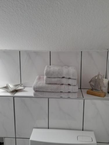 a shelf with towels on it in a bathroom at Gästehaus Keßling in Trittau