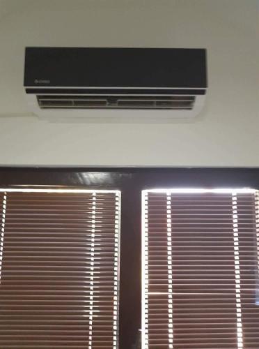 two windows in a room with blinds on them at Stan na dan Gornji Milanovac-centar-Nova gradnja in Gornji Milanovac