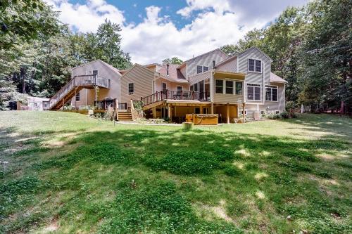 una grande casa su un prato con alberi di Juniper Grove a Ogunquit