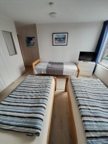 a bedroom with two beds and a window at Gästehaus Keßling in Trittau