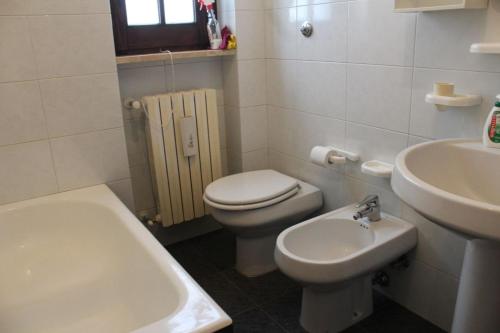 un bagno con un water bianco e un lavandino di Casa Angelica, comoda casa nella campagna pugliese a Fasano
