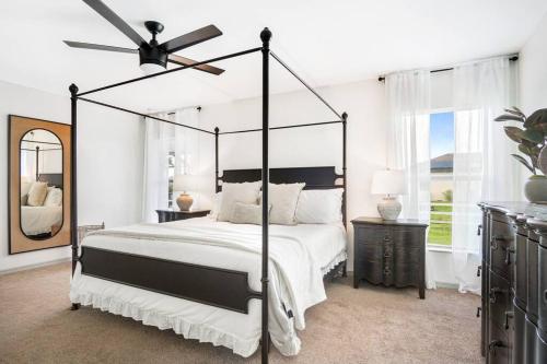 Un pat sau paturi într-o cameră la Cape Escape II - 4bdr - 2bth - POOL - Sleeps 10 or more