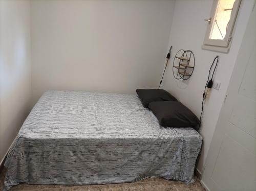 un lit avec deux oreillers dessus dans une chambre dans l'établissement Charmant studio dans la résidence Haut du Golf, à Valescure