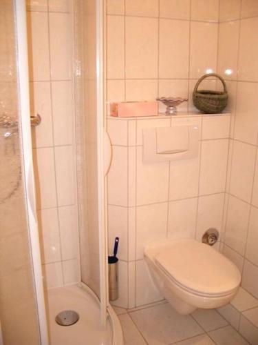 La petite salle de bains est pourvue d'une douche et de toilettes. dans l'établissement Appartement Deckerstraße 19-21 Appartement 10, à Westerland