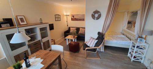 a small living room with a bed and a desk at Ferienhaus Christianenhöhe App 34 in Westerland (Sylt)
