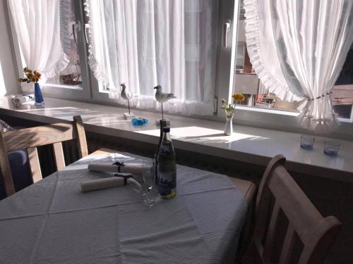 - une table avec une bouteille de vin dans l'établissement Appartement Andreas-Dirk-Str 1 Appartement 103, à Westerland