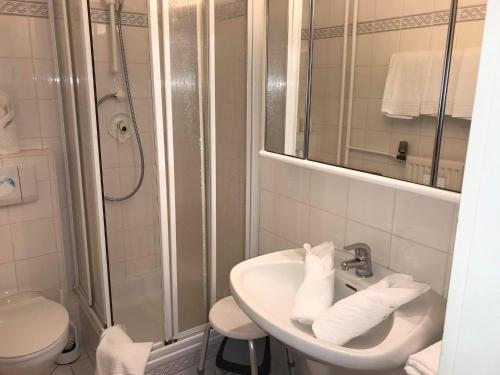 La salle de bains est pourvue d'un lavabo, d'une douche et de toilettes. dans l'établissement Appartement Andreas-Dirk-Str 1 Appartement 103, à Westerland