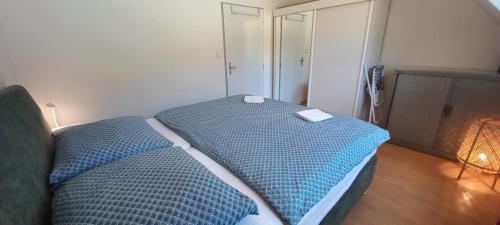a bedroom with a blue bed in a room at Horní Mísečky Apartmán E25 u sjezdovky, max 6 osob in Horni Misecky