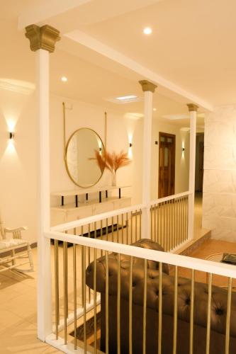 a home with a spiral staircase with a round mirror at El Zócalo Hotel Boutique in Filandia