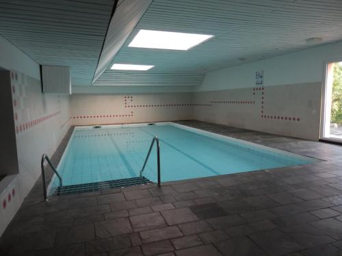 Bazén v ubytování Schöne Ferienwohnung 36 ViraLago mit Privatstrand nebo v jeho okolí