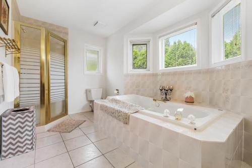 Ett badrum på Casa Grande Lakeview House