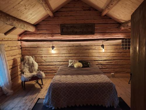 una camera con un letto in una cabina di legno di Villmarksgård camping a Hattfjelldal