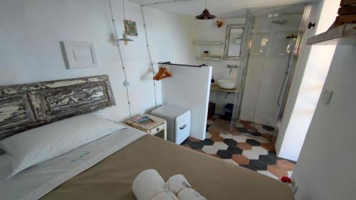 Tempat tidur dalam kamar di Mini Suite (without kitchen) - Casa Vacanze De Vita - Amazing view on the coast