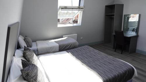 Postel nebo postele na pokoji v ubytování Roshni Hotel