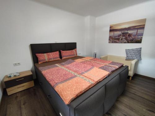 En eller flere senge i et værelse på Ferienwohnung Ilka Wadgassen