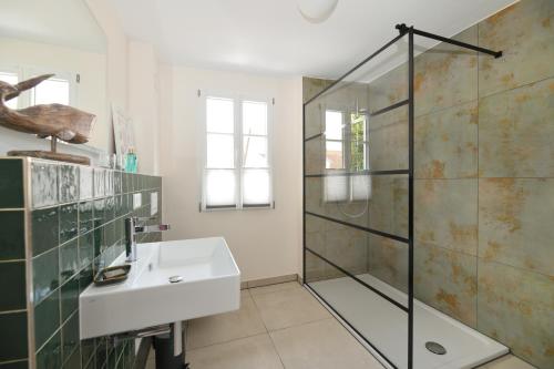 La salle de bains est pourvue d'un lavabo et d'une douche en verre. dans l'établissement Das schiefe Haus- Wohnung "Nibelungen", à Heppenheim