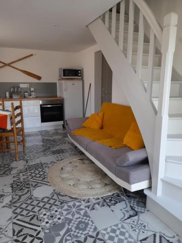 un salon avec un canapé et un escalier dans l'établissement Maison neuve au calme, à Pleumeur-Bodou