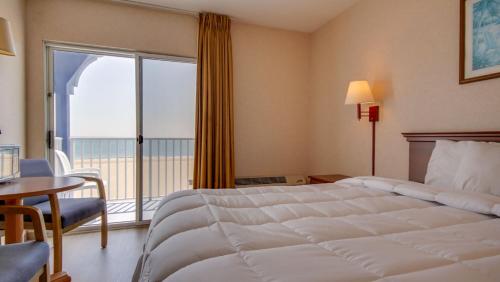 Tempat tidur dalam kamar di Ocean 1 Hotel & Suites Ocean City