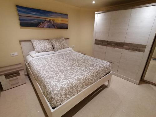 Apartamento Pirulana Bajo في فيستيرا: غرفة نوم مع سرير كبير ودش