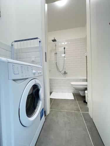 La salle de bains est pourvue d'une douche et d'un lave-linge. dans l'établissement B 304, apartments in the heart of Budapest, à Budapest