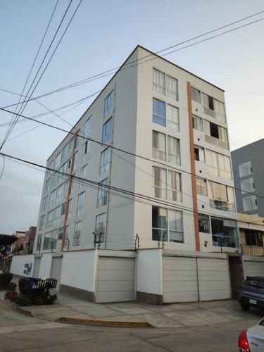 a large white building on a city street at Dpto entero, 2do piso, ascensor y cochera in Lima