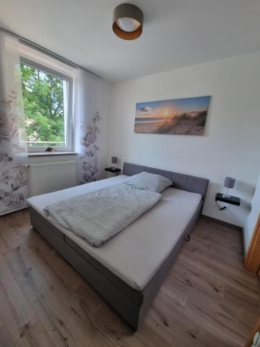 ein Schlafzimmer mit einem großen Bett in einem Zimmer in der Unterkunft Ferienwohnung Noah in Merseburg
