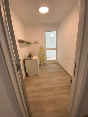 a hallway with a room with a table and a door at Modern Apartment with Large Outdoor Area - Sleeps 7, Close to Malta International Airport in Luqa
