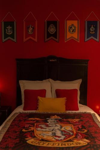 - une chambre rouge avec un grand lit aux murs rouges dans l'établissement Le 7ème Art, à Lille