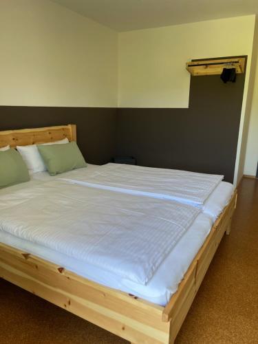 Een bed of bedden in een kamer bij Mein Traumblick