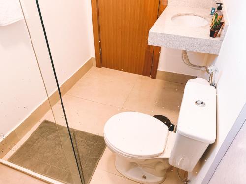 a bathroom with a toilet and a sink at Villa Candombá in Alto Paraíso de Goiás