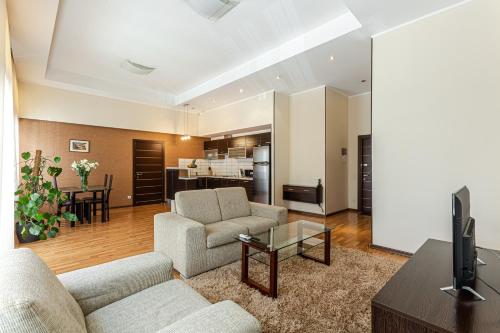 基輔的住宿－市中心參議員公寓式酒店，客厅配有两张沙发和一张桌子