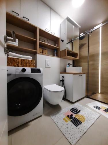 y baño con lavadora y aseo. en Lala Boho apartment 2nd floor en Sarajevo
