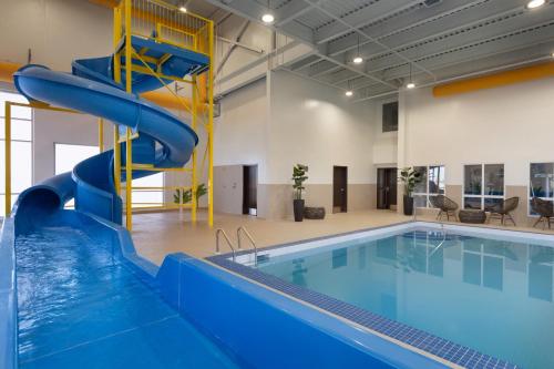 una piscina con un tobogán de agua en un edificio en Microtel Inn & Suites by Wyndham Bonnyville, en Bonnyville