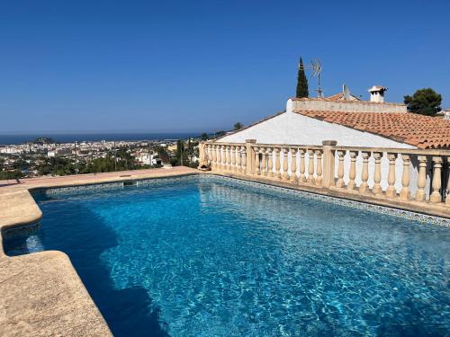 uma piscina em frente a uma casa em Castell De Mar em Denia