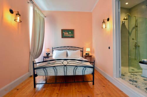 1 dormitorio con 1 cama y ducha acristalada en History House, en Corfú