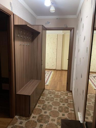 un pasillo con puerta y una habitación con suelo en 2-квартира Арбат Панфилова 32, en Almaty