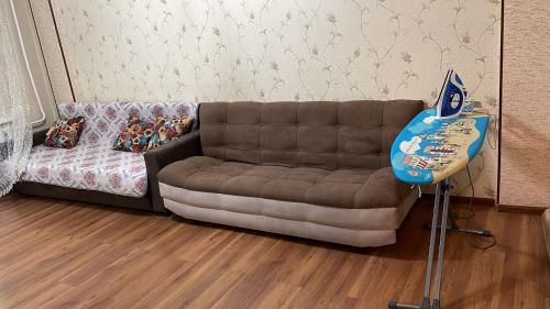 sala de estar con sofá y mesa en 2-квартира Арбат Панфилова 32, en Almaty
