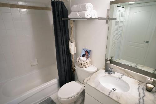 Vonios kambarys apgyvendinimo įstaigoje 4 bed full condo in Miami with skyline & sea view