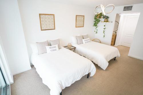 4 bed full condo in Miami with skyline & sea view tesisinde bir odada yatak veya yataklar
