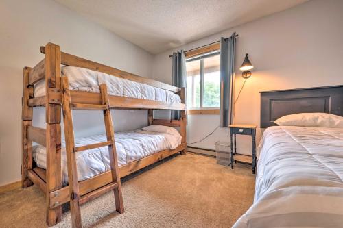 Un dormitorio con dos literas y una ventana. en Lincoln Condo with Balcony - 6 Mi to Loon Mtn!, en Lincoln