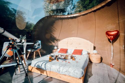 um quarto com uma cama num quarto redondo em Maso La Marianna Bubble Glamping in Trentino em Sant'Orsola Terme