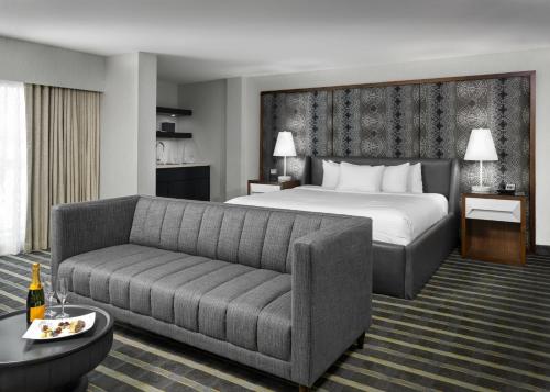 ein Hotelzimmer mit einem Bett und einem Sofa in der Unterkunft Hotel Arts in Calgary