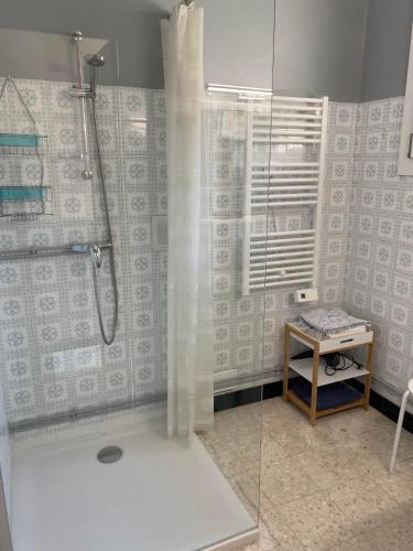 une salle de bain avec une douche avec une porte vitrée dans l'établissement Loctroi, Village house with patio, à Ferrals-lès-Corbières