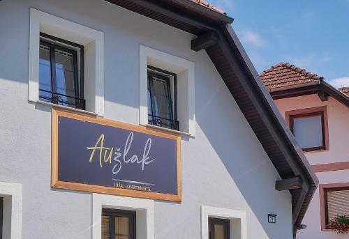 una señal en el lateral de un edificio en AUžlak hiša, apartments., en Luče