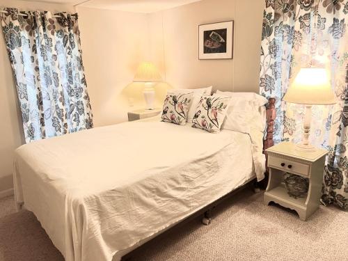 Un pat sau paturi într-o cameră la White Caps Motel