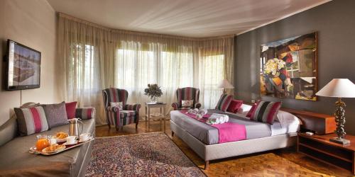 a living room with a bed and a couch at La Dimora Del Bassotto in San Giuliano Terme